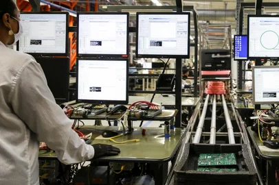 ELDORADO DO SUL, RS, BRASIL, 10-06-2020: Funcionárias na produção na Datacom, fabricante de eletroeletrônicos. Cuidados nas fábricas contra o coronavírus. (Foto: Mateus Bruxel / Agência RBS)<!-- NICAID(14519321) -->