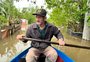 VÍDEO: em dia de cheia histórica em Porto Alegre, pescador percorre Ilha do Pavão para mostrar estragos