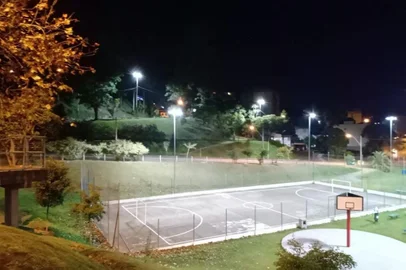 Largo Correio Riograndense agora tem novo sistema de luminárias em Caxias<!-- NICAID(14794872) -->