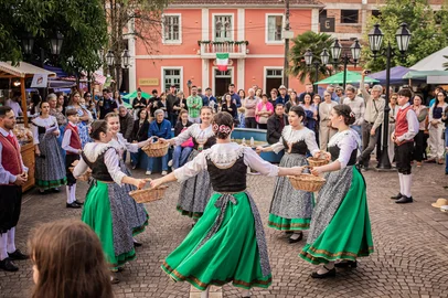 A sexta edição do Vieni Vivere la Vita Festival, encerrada neste domingo (23), em Monte Belo do Sul, demonstrou como o evento está consolidado como um dos mais aguardados – e queridos – do calendário festivo da Serra. A experiência de vivenciar a vida simples do município, de aproveitar o clima acolhedor e de saborear as delícias enogastronômicas, bem como a oportunidade de mergulhar na cultura local, levou cerca de 18 mil pessoas à cidade, ao longo dos três dias de programação.<!-- NICAID(16172881) -->