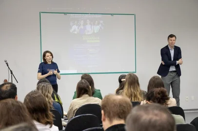 Programa de formação para adolescentes com foco em indústria têm inscrições abertas, em Caxias do SulNa foto estão Daiane Catuzzo, Diretora Executiva do Simecs e Igor André Krakheche, do Senai, apresentando o projeto para os Diretores de Escolas de Caxias do Sul<!-- NICAID(15583791) -->