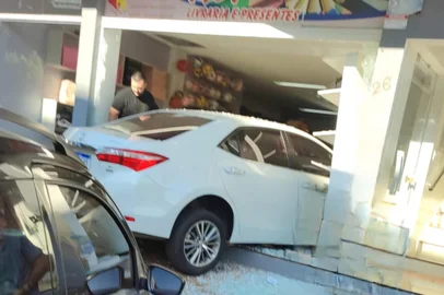 Carro invade loja pela segunda vez no centro de Constantina<!-- NICAID(16005243) -->