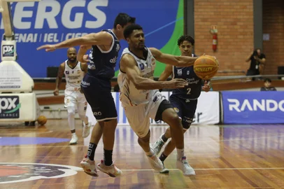 CAXIAS DO SUL, RS, BRASIL, 09/04/2025. Caxias do Sul Basquete x Mogi Basquete, jogo válido pela 42ª rodada do Novo Basquete Brasil - NBB 2024/2025 - realizado no ginásio do Sesi. (Porthus Junior/Agência RBS)Indexador: Porthus JUNIOR<!-- NICAID(16013935) -->