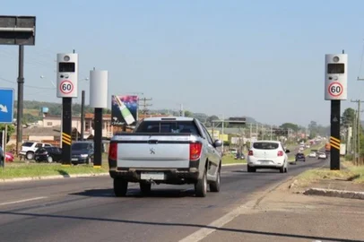 Parte das lombadas eletrônicas das rodovias estaduais é religada. Os atuais contratos das lombadas eletrônicas foram assinados em 2018. Foto: Júlio Cunha Neto / Daer / Divulgação<!-- NICAID(15296143) -->