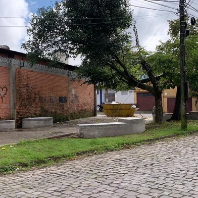 Um canteiro que vinha sendo usado como depósito de lixo irregular e até banheiro de cachorro está sendo revitalizado e tomando forma de praça no bairro Floresta, em Caxias do Sul. Desde que foi adotado pela Rezler, indústria que atua há cerca de quatro décadas no bairro, o espaço que fica na esquina da Rua Anselmo Crippa com a Rua Eleutério Roncada, tem recebido melhorias, como bancos que já estão sendo aproveitados pelos funcionários da empresa e outros moradores que circulam pelo local.<!-- NICAID(15404811) -->