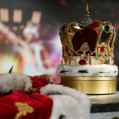 Freddie Mercury's signature crown and cloak ensemble, worn throughout Queen's 1986 'Magic' Tour, is pictured during a press preview ahead of the "Freddie Mercury: A World of His Own" auctions, at Sotheby's auctioneers in London on August 3, 2023. The ensemble is set to realise in the region of GBP 60-80 thousand pounds (USD 76-101 thousand dollars, EUR 70-93 thousand euros). Sotheby's are set to present the items over six auctions from September 6-11. (Photo by Daniel LEAL / AFP)Editoria: FINLocal: LondonIndexador: DANIEL LEALSecao: musicFonte: AFPFotógrafo: STF<!-- NICAID(15500457) -->