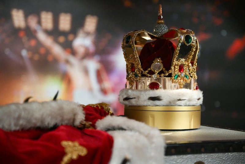Freddie Mercury's signature crown and cloak ensemble, worn throughout Queen's 1986 'Magic' Tour, is pictured during a press preview ahead of the "Freddie Mercury: A World of His Own" auctions, at Sotheby's auctioneers in London on August 3, 2023. The ensemble is set to realise in the region of GBP 60-80 thousand pounds (USD 76-101 thousand dollars, EUR 70-93 thousand euros). Sotheby's are set to present the items over six auctions from September 6-11. (Photo by Daniel LEAL / AFP)Editoria: FINLocal: LondonIndexador: DANIEL LEALSecao: musicFonte: AFPFotógrafo: STF<!-- NICAID(15500457) -->