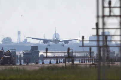 PORTO ALEGRE, RS, BRASIL - 21/10/2024 - Primeiro pouso de avião comercial após a reabertura do aeroporto salgado filho. FOTO: JONATHAN HECKLER, AGÊNCIA RBS<!-- NICAID(15895075) -->