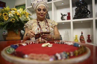 PORTO ALEGRE, RS, BRASIL - 17.12.2021 - Previsões para 2022. Na foto, Mãe Viviane de Iansã. (Foto: André Ávila/Agencia RBS)Indexador: Andre Avila<!-- NICAID(14971602) -->