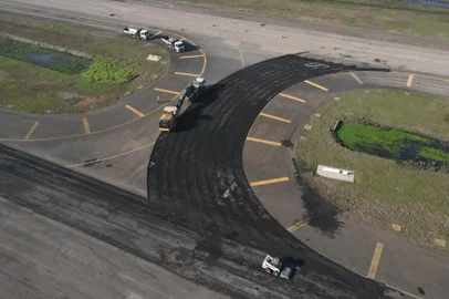 Pista do aeroporto Salgado Filho está recebendo obras<!-- NICAID(15823774) -->