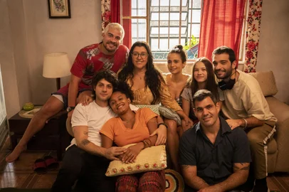 Lurdes (Regina CasÃ©), Magno (Juliano CazarrÃ©), Ãrica (Nanda Costa), Camila (JÃ©ssica Ellen), Ryan (Thiago Martins), Danilo (Chay Suede), Sandro (Humberto CarrÃ£o) e Brenda (Clara Galinari)<!-- NICAID(14754951) -->