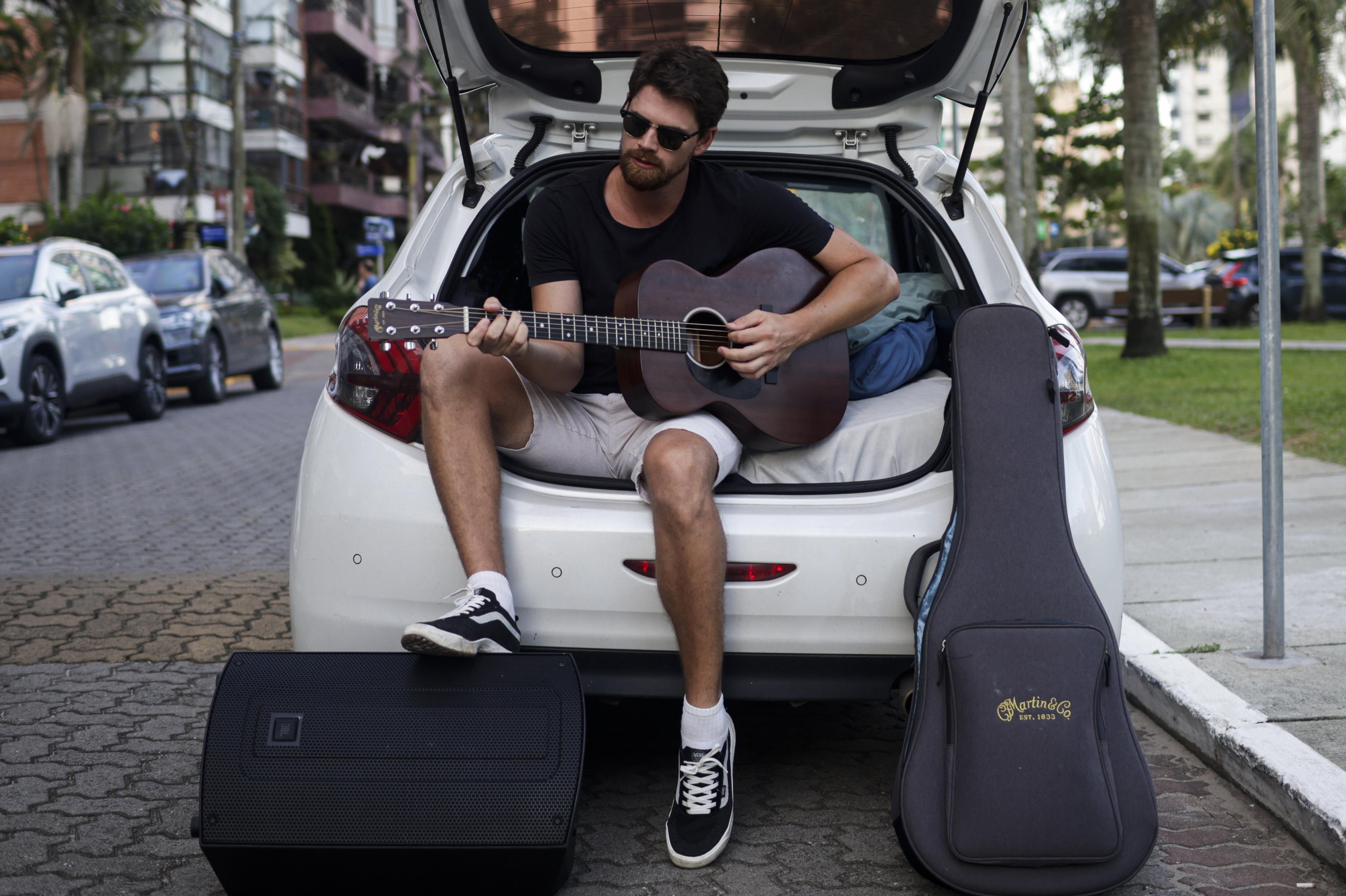 "N&atilde;o &eacute; o sonho de ningu&eacute;m morar em um carro": os artistas que transformam o litoral em palco no ver&atilde;o