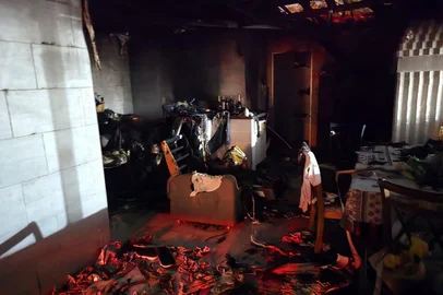 Corpo de Bombeiros de Bento Gonçalves / Divulgação Vizinhos ajudam a conter incêndio em casa no centro de Santa Tereza, na Serra.<!-- NICAID(16182498) -->