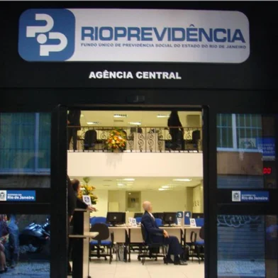 Diretores da Rioprevidência, o Fundo Único de Previdência Social do Estado do Rio de Janeiro, são alvos de operação da Polícia Federal, deflagrada na manhã desta sexta-feira (23), relacionada ao Banco Master.<!-- NICAID(16210047) -->