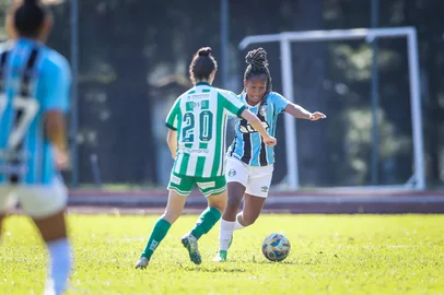 Caroline Motta / Grêmio/Divulgação RS - ESPORTES/GAUCHÃO FEMININO - Lance da partida Juventude x Grêmio, no Campo do SESI na data de 13/08/2025, válida pelo Campeonato Gaúcho Feminino 2025. FOTO: CAROLINE MOTTA/GRÊMIO FBPA<!-- NICAID(16167328) -->