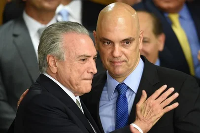 Brazilian acting President Michel Temer (L) and his new Minister of justice Alexandre de Moraes gesture during the inauguration ceremony of the new ministers at Planalto Palace, in Brasilia, on May 12, 2016.Brazilian President Dilma Rousseff was suspended Thursday to face an impeachment trial, ceding power to her vice president-turned-enemy Michel Temer, who quickly pivoted toward a more business-friendly government, naming a cabinet chosen to calm the markets after a paralyzing impeachment battle and steer the country out of its worst recession in decades. / AFP PHOTO / Brazilian Vice Presidency / MARCOS CORREA / RESTRICTED TO EDITORIAL USE - MANDATORY CREDIT "AFP PHOTO / BRAZILIAN VICE PRESIDENCY " - NO MARKETING - NO ADVERTISING CAMPAIGNS - DISTRIBUTED AS A SERVICE TO CLIENTSEditoria: POLLocal: BrasíliaIndexador: MARCOS CORREASecao: politics (general)Fonte: Brazilian Vice PresidencyFotógrafo: STR