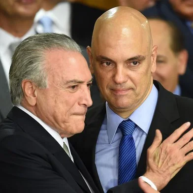 Brazilian acting President Michel Temer (L) and his new Minister of justice Alexandre de Moraes gesture during the inauguration ceremony of the new ministers at Planalto Palace, in Brasilia, on May 12, 2016.Brazilian President Dilma Rousseff was suspended Thursday to face an impeachment trial, ceding power to her vice president-turned-enemy Michel Temer, who quickly pivoted toward a more business-friendly government, naming a cabinet chosen to calm the markets after a paralyzing impeachment battle and steer the country out of its worst recession in decades. / AFP PHOTO / Brazilian Vice Presidency / MARCOS CORREA / RESTRICTED TO EDITORIAL USE - MANDATORY CREDIT "AFP PHOTO / BRAZILIAN VICE PRESIDENCY " - NO MARKETING - NO ADVERTISING CAMPAIGNS - DISTRIBUTED AS A SERVICE TO CLIENTSEditoria: POLLocal: BrasíliaIndexador: MARCOS CORREASecao: politics (general)Fonte: Brazilian Vice PresidencyFotógrafo: STR