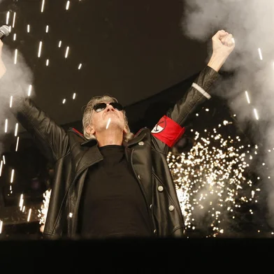-British singer Roger Waters performs on stage during "The Wall Live" tour at the Stade-de-France stadium in Saint-Denis, on September 21, 2013.   THOMAS SAMSON / AFP PHOTO (Photo by THOMAS SAMSON / AFP)Editoria: ACELocal: Saint-DenisIndexador: THOMAS SAMSONSecao: musicFonte: AFP<!-- NICAID(15413738) -->