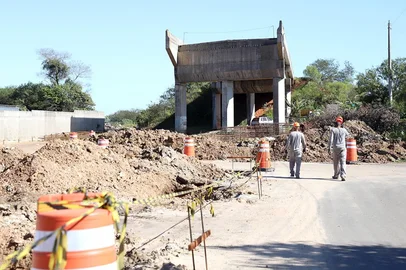 Retomada construção de viaduto abandonado em Esteio. Estrutura fica localizada próximo ao Parque de Exposições Assis Brasil - Foto: Léo Henrique/Prefeitura Municipal de Esteio/Divulgação<!-- NICAID(16035295) -->