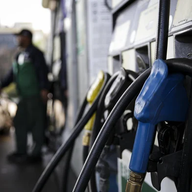 Porto Alegre, RS, Brasil, 16-05-2023: Abastecimento de combustível em um posto em Porto Alegre. A Petrobras anunciou nesta terça-feira (16) o fim da política de paridade internacional para precificação dos combustíveis no Brasil. A partir de amanhã, preços de diesel e gasolina deverão ser reduzidos para as distribuidoras. Foto: Mateus Bruxel / Agência RBSIndexador: Andre Avila<!-- NICAID(15429576) -->