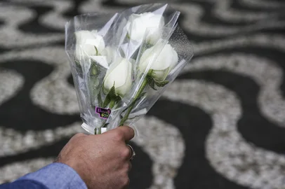 Porto Alegre, RS, Brasil, 04-05-2023: O escritor e jornalista Fabrício Carpinejar entrega rosas brancas a policiais militares em Porto Alegre. "O suicídio foi a principal causa de mortes de brigadianos em quatro dos últimos cinco anos. Dados oficiais revelam que, entre o início de 2018 e o final de fevereiro de 2023, houve o registro de 45 suicídios dentro da corporação, o que representa mais da metade das 89 mortes de policiais militares no período", como escreveu o colunista em GZH. Foto: Mateus Bruxel / Agência RBS<!-- NICAID(15419963) -->