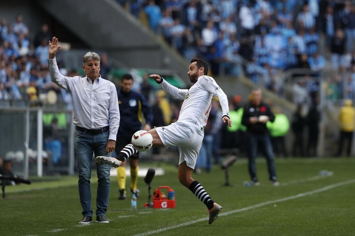 Em busca de reforços para o Grêmio, Renato conversa com meia Nenê, do Vasco