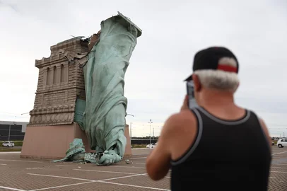 Bruno Todeschini / Agencia RBS GUAIBA, RS, BRASIL, 15-12-2025: Vento forte atinge a região metropolitana de Porto Alegre , causando a queda de uma estatua situada em loja em Guaíba. Foto: Bruno Todeschini/Agência RBS<!-- NICAID(16187173) -->
