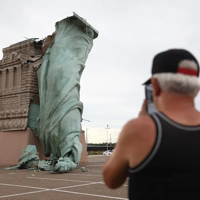 GUAIBA, RS, BRASIL, 15-12-2025: Vento forte atinge a região metropolitana de Porto Alegre , causando a queda de uma estatua situada em loja em Guaíba. Foto: Bruno Todeschini/Agência RBS<!-- NICAID(16187173) -->