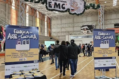 Atividade foi realizada sábado (7), das 15h às 18h, na sede da Fundação Marcopolo com audiovisual, música, artes e tecnologia como resultado das ações do projetoNeste sábado (7), na sede Recreativa da Fundação Marcopolo, em São Giácomo, os alunos da Escola Marcopolo de Criatividade participaram de uma série de atividades com o resultado de um ano de oficinas em diversas áreas da arte e do conhecimento do Projeto Fábrica de Arte e Cultura, compartilha ndo suas experiências e aprendizados com seus familiares e a comunidade caxiense. Os organizadores estimam que cerca de mil e duzentas pessoas conferiram os trabalhos dos estudantes entre 15h e 18h.<!-- NICAID(15931301) -->