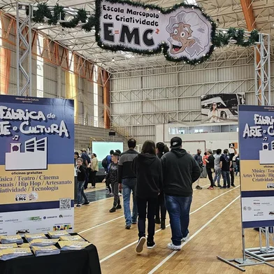 Atividade foi realizada sábado (7), das 15h às 18h, na sede da Fundação Marcopolo com audiovisual, música, artes e tecnologia como resultado das ações do projetoNeste sábado (7), na sede Recreativa da Fundação Marcopolo, em São Giácomo, os alunos da Escola Marcopolo de Criatividade participaram de uma série de atividades com o resultado de um ano de oficinas em diversas áreas da arte e do conhecimento do Projeto Fábrica de Arte e Cultura, compartilha ndo suas experiências e aprendizados com seus familiares e a comunidade caxiense. Os organizadores estimam que cerca de mil e duzentas pessoas conferiram os trabalhos dos estudantes entre 15h e 18h.<!-- NICAID(15931301) -->