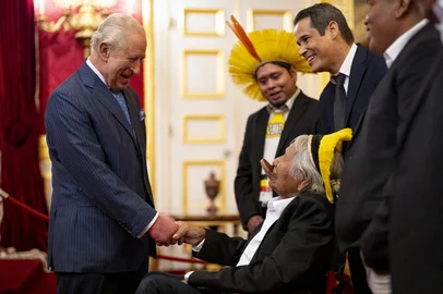 Britain's King Charles III (L) greets Kayapo Chief Raoni Metuktire, indigenous Brazilian leader and environmentalist, during a reception for scientists and business and indigenous leaders with the Circular Bioeconomy Alliance at St James's Palacein London on October 15, 2025. (Photo by Aaron Chown / POOL / AFP)<!-- NICAID(16147595) -->