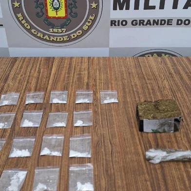Homem é preso suspeito de fazer tele-entrega de drogas em Farroupilha.<!-- NICAID(15904674) -->
