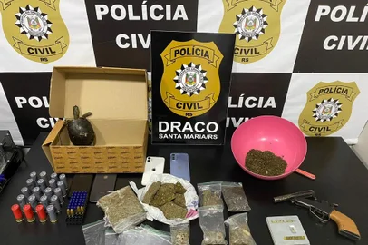 Em Santa Maria, polícia apreende drogas e tartaruga silvestre em ponto de tráfico; 4 foram presos <!-- NICAID(15703623) -->