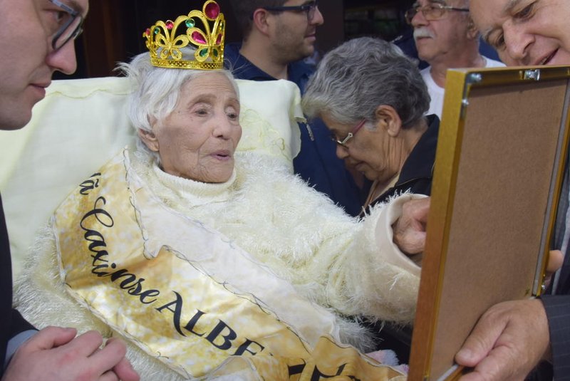Aos 113 anos, moradora mais velha de Caxias do Sul recebe título de Cidadã Caxiense <!-- NICAID(15586235) -->
