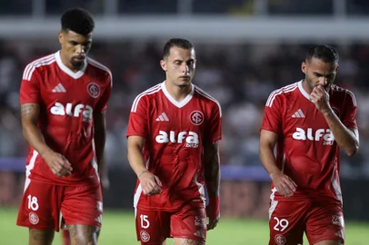 SÃO PAULO X INTERNACIONALSP - BRASILEIRÃO/SÃO PAULO X INTERNACIONAL - ESPORTES - Jogadores do Internacional deixam o campo cabisbaixos ao final do primeiro tempo da partida entre São Paulo e   Internacional válida pela 37ª rodada do Campeonato Brasileiro 2025, na Vila Belmiro, em Santos, na noite desta   quarta-feira, 3.   03/12/2025 - Foto: GUILHERME DIONíZIO/CÓDIGO19/ESTADÃO CONTEÚDOEditoria: ESPORTESLocal: SANTOSIndexador: GUILHERME DIONíZIOFonte: CÃ³digo 19Fotógrafo: CÓDIGO19<!-- NICAID(16179835) -->
