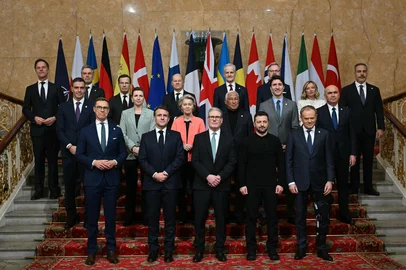 (Back row L-R) NATO secretary General Mark Rutte, Netherlands' Prime Minister Dick Schoof, Sweden's Prime Minister Ulf Kristersson, 's Chancellor Olaf Scholz, Norway's Prime Minister Jonas Gahr Store, Czech Republic's Prime Minister Petr Fiala, Turkey's Minister of Foreign Affairs Hakan Fidan, (Middle row L-R) Spain's Prime Minister Pedro Sanchez, Denmark's Prime Minister Mette Frederiksen, European Commission President Ursula von der Leyen, European Council President Antonio Costa, Canada's Prime Minister Justin Trudeau, Italy's Prime Minister Giorgia Meloni, Romania's Interim President Ilie Bolojan, (Front row L-R) Finland's President Alexander Stubb, 's President Emmanuel Macron, Britain's Prime Minister Keir Starmer, Ukraine's President Volodymyr Zelensky and Poland's Prime Minister Donald Tusk  pose for a family photograph during a summit held at Lancaster House in central London on March 2, 2025. European leaders descend upon London today for talks to "drive forward" action on Ukraine, according to the office of UK Prime Minister Keir Starmer. The summit caps off a week of intense diplomacy for host Starmer, who met with President Donald Trump on Thursday in an effort to draw together the European and US approaches to the Ukraine conflict. (Photo by JUSTIN TALLIS / POOL / AFP)Editoria: POLLocal: LondonIndexador: JUSTIN TALLISSecao: diplomacyFonte: POOLFotógrafo: STF<!-- NICAID(15987210) -->