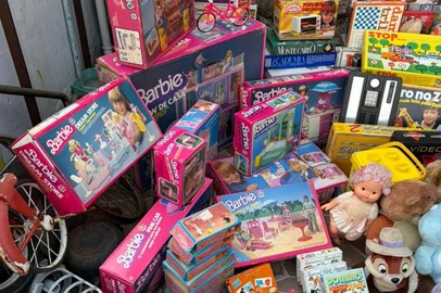 Lote de brinquedos comprados pela Casa do Cacaredo em Porto Alegre em janeiro de 2026.O conjunto reúne cerca de 200 brinquedos guardados em caixas, além de bonecos, videogames e outros itens clássicos, principalmente dos anos 1980. A venda foi feita por uma mulher que mora nos Estados Unidos. A coleção da infância, que também tem itens dos anos 1990, estava guardada em apartamento da família na capital gaúcha.<!-- NICAID(16203202) -->