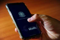 CAXIAS DO SUL, RS, BRASIL, 15/02/2023. Pagamento de indenizações para trabalhadores em Caxias do Sul sobe 40% em 2022. Em 2021, valor total foi de R$ 158 milhões, enquanto no ano passado foi de R$ 219 milhões. Na foto, aplicativo da Carteira Digital de Trabalho junto com um óculos de proteção (EPI). (Porthus Junior/Agência RBS)<!-- NICAID(15350839) -->