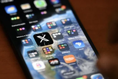 This photo illustration shows the social media platform X (former Twitter) app on a smartphone in Rio de Janeiro, Brazil on September 18, 2024. Brazilian X users reported their surprise after being able to access the platform, suspended in Latin America's largest country by a decision of the supreme court, which is investigating an apparent technical instability. (Photo by Mauro PIMENTEL / AFP)Editoria: CLJLocal: Rio de JaneiroIndexador: MAURO PIMENTELSecao: mass mediaFonte: AFPFotógrafo: STF<!-- NICAID(15869803) -->