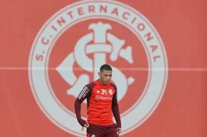O meia Gabriel Carvalho participa de treino do Inter no CT Parque Gigante.<!-- NICAID(15851558) -->