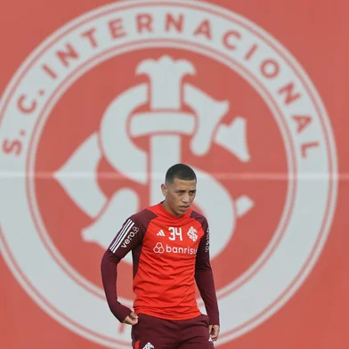O meia Gabriel Carvalho participa de treino do Inter no CT Parque Gigante.<!-- NICAID(15851558) -->