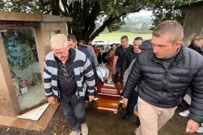 Corpo de gaúcha que morreu em incidente com balão em SC é sepultado no norte do RS<!-- NICAID(16064967) -->