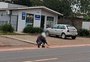 VÍDEO: homem é flagrado removendo tachões de ciclovia em Passo Fundo