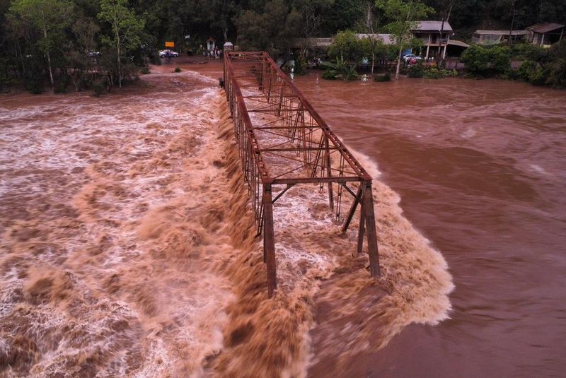Força da água do Rio das Antas destrói parcialmente ponte entre Nova Roma do Sul e Farroupilha<!-- NICAID(15531452) -->