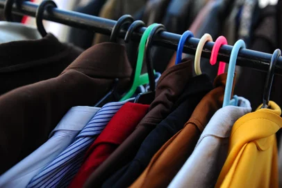 CAXIAS DO SUL, RS, BRASIL, 19/03/2023. Brechós com causa: venda de roupas e demais produtos garantem verbas para entidades que se doam ao próximo em Caxias do Sul Doações são destinadas a Ongs que ajudam pessoas em vulnerabilidade social, animais, dependentes químicos e demais entidades. O Brechó Desapego e Cidadania é promovido pelo comitê da ONG Ação da Cidadania de Caxias. Uma das voluntárias da entidade é Ruth Ordovás. (Bruno Todeschini/Agência RBS)Indexador: BTK<!-- NICAID(15406869) -->