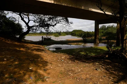 PORTO ALEGRE, RS, BRASIL, 29.01.2025: Trecho do rio Gravataí proximo a ponte na BR-118 apresenta sinais de estiagem. Foto: Camila Hermes/Agencia RBS<!-- NICAID(15964374) -->