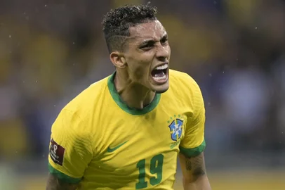 Brazil's Raphinha celebrates after scoring against Paraguay during the South American qualification football match for the FIFA World Cup Qatar 2022 at the Mineirao stadium in Belo Horizonte, Brazil, on February 1, 2022. (Photo by DOUGLAS MAGNO / AFP)Editoria: SPOLocal: Belo HorizonteIndexador: DOUGLAS MAGNOSecao: soccerFonte: AFPFotógrafo: STR<!-- NICAID(15258081) -->