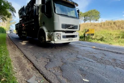 Guilherme Canal / Grupo RBS Matagal, má sinalização e problemas no asfalto: RS-324 tem situação precária entre Passo Fundo e Marau<!-- NICAID(16283510) -->