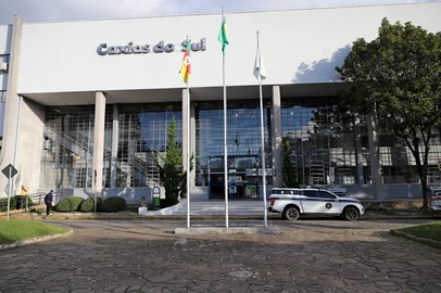 CAXIAS DO SUL, RS, BRASIL. 12.05.2025. Pacientes com fibromialgia protestam enfrente à prefeitura de Caxias do Sul, pedindo capacitação dos profissionais da saúde e melhor atendimento. (Ulisses Castro / Agência).<!-- NICAID(16035526) -->