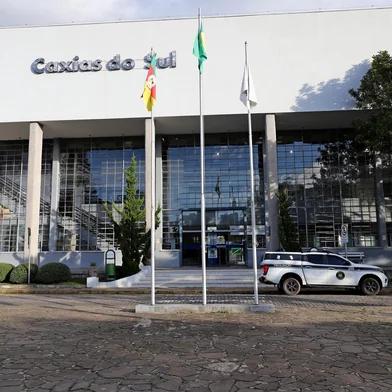 CAXIAS DO SUL, RS, BRASIL. 12.05.2025. Pacientes com fibromialgia protestam enfrente à prefeitura de Caxias do Sul, pedindo capacitação dos profissionais da saúde e melhor atendimento. (Ulisses Castro / Agência).<!-- NICAID(16035526) -->
